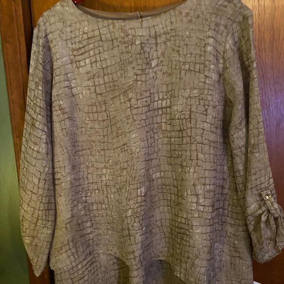 blouses - Picture 3 of 4